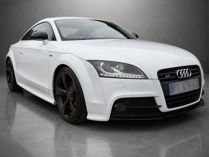 Audi TT blanche mise en scène dans un studio gris ardoise - photo mise en scène