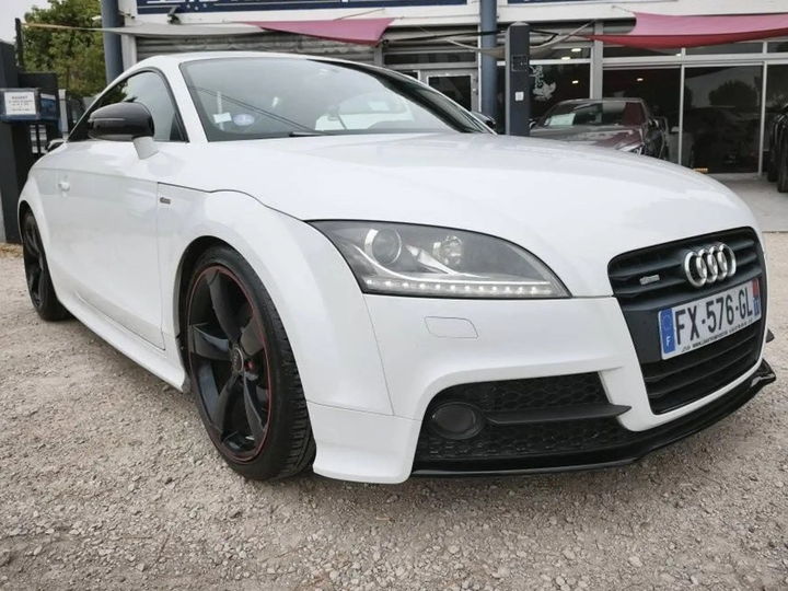 Audi TT blanche mise en scène dans un studio gris ardoise - photo d'origine