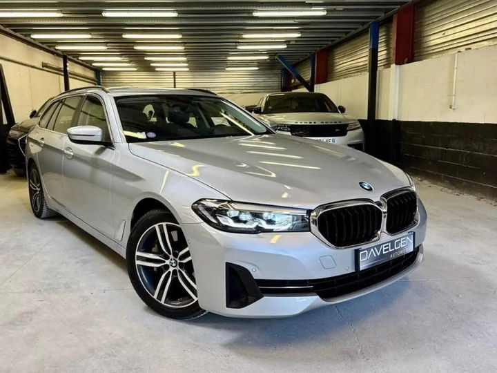 BMW Série 5 Touring gris argent mise en scène dans un hall en marbre - photo d'origine