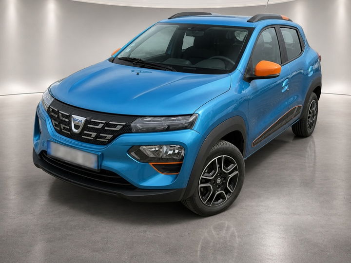 Dacia Spring bleue mise en scène dans un studio gris perle - photo mise en scène