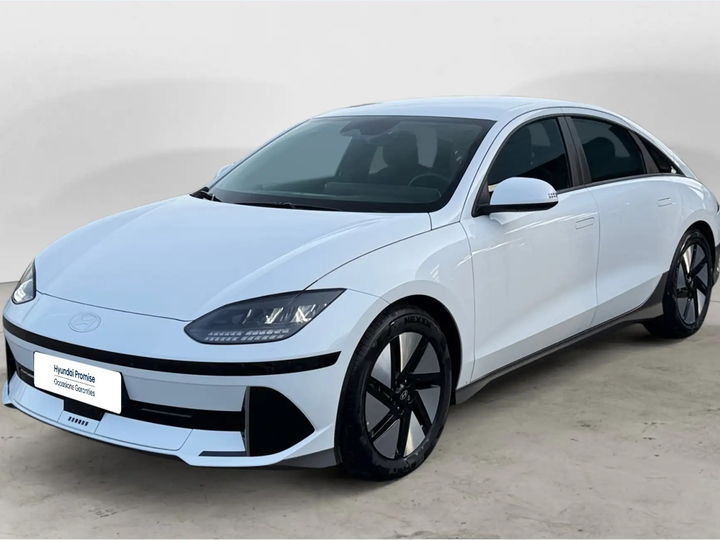 Hyundai IONIQ 6 blanche mise en scène dans un tunnel lumineux à LED - photo d'origine