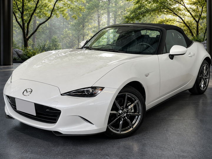 Mazda MX-5 blanc nacré mise en scène dans une clairière boisée - photo mise en scène