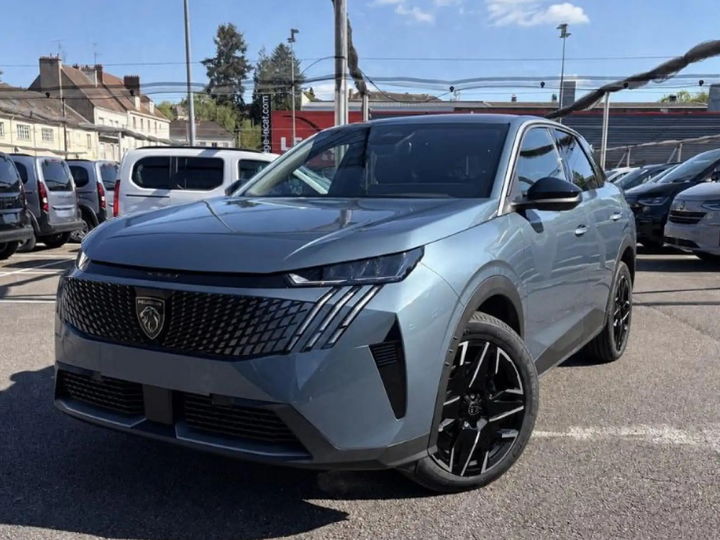 Peugeot 3008 gris bleuté mis en scène dans un hall vitré en plein jour - photo d'origine