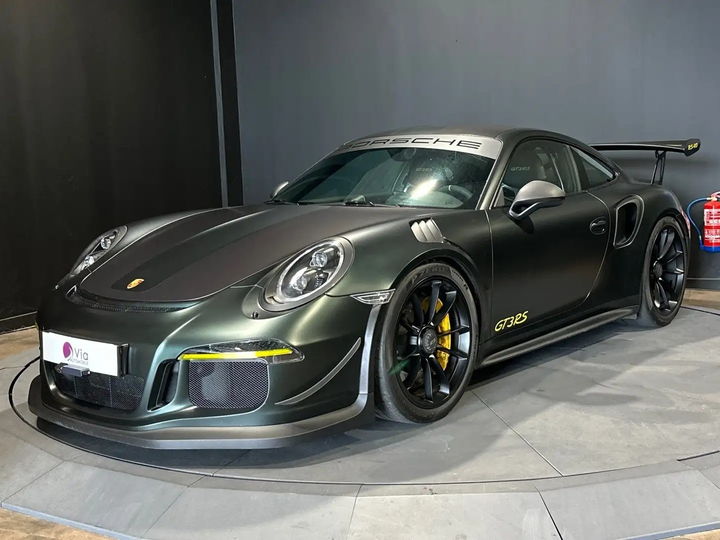 Porsche 911 GT3 RS vert olive mat mise en scène dans la voie des stands d'un circuit - photo d'origine