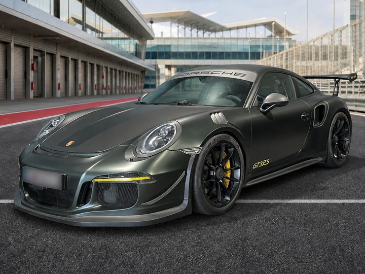 Porsche 911 GT3 RS vert olive mat mise en scène dans la voie des stands d'un circuit - photo mise en scène