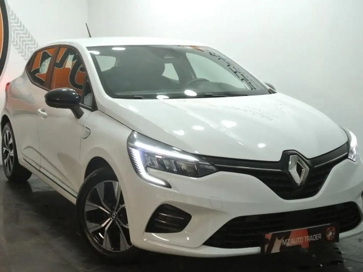 Renault Clio blanche mise en scène dans un studio blanc infini - photo d'origine