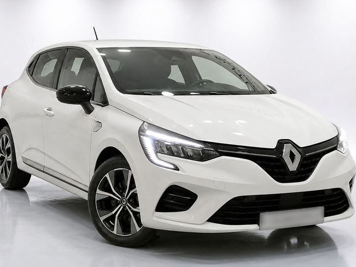 Renault Clio blanche mise en scène dans un studio blanc infini - photo mise en scène