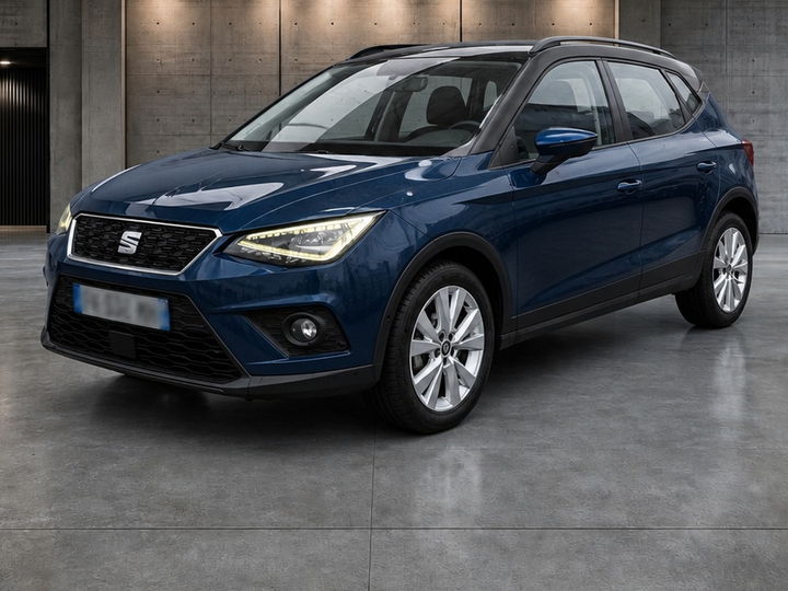 SEAT Arona bleu foncé mis en scène dans un hall en béton brut - photo mise en scène