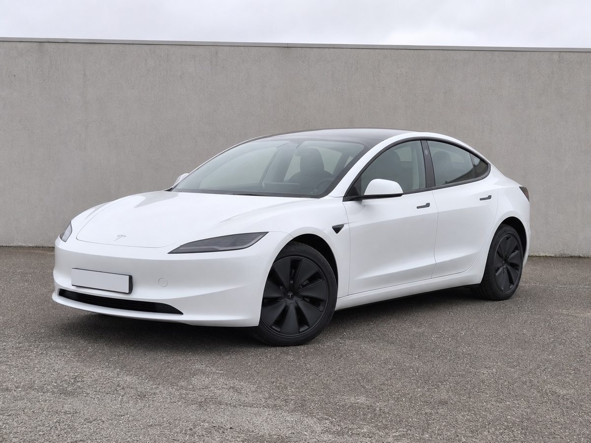 Tesla Model 3 blanche photographiee sur un parking en beton, photo d'origine avant mise en scene