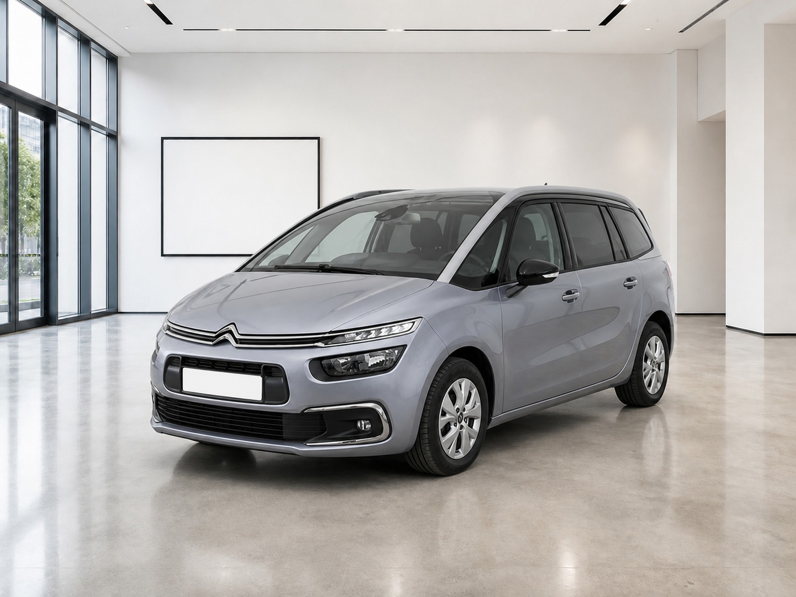 Citroën Grand C4 SpaceTourer gris acier mis en scène dans une vitrine de concession, logo encadré au mur - photo mise en scène