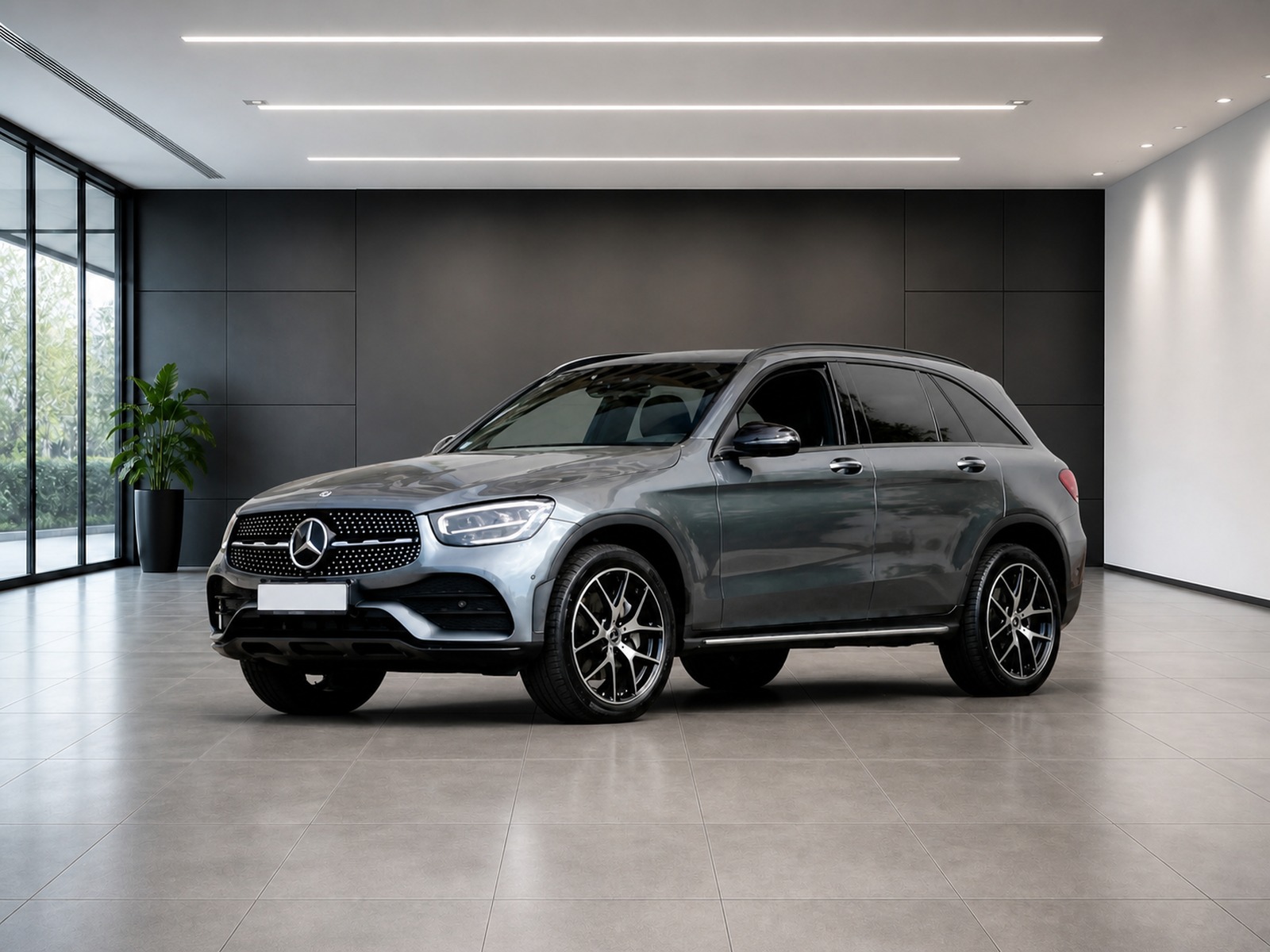 Mercedes-Benz GLC gris sélénite mis en scène dans un showroom sombre, logo de la concession au mur - photo mise en scène