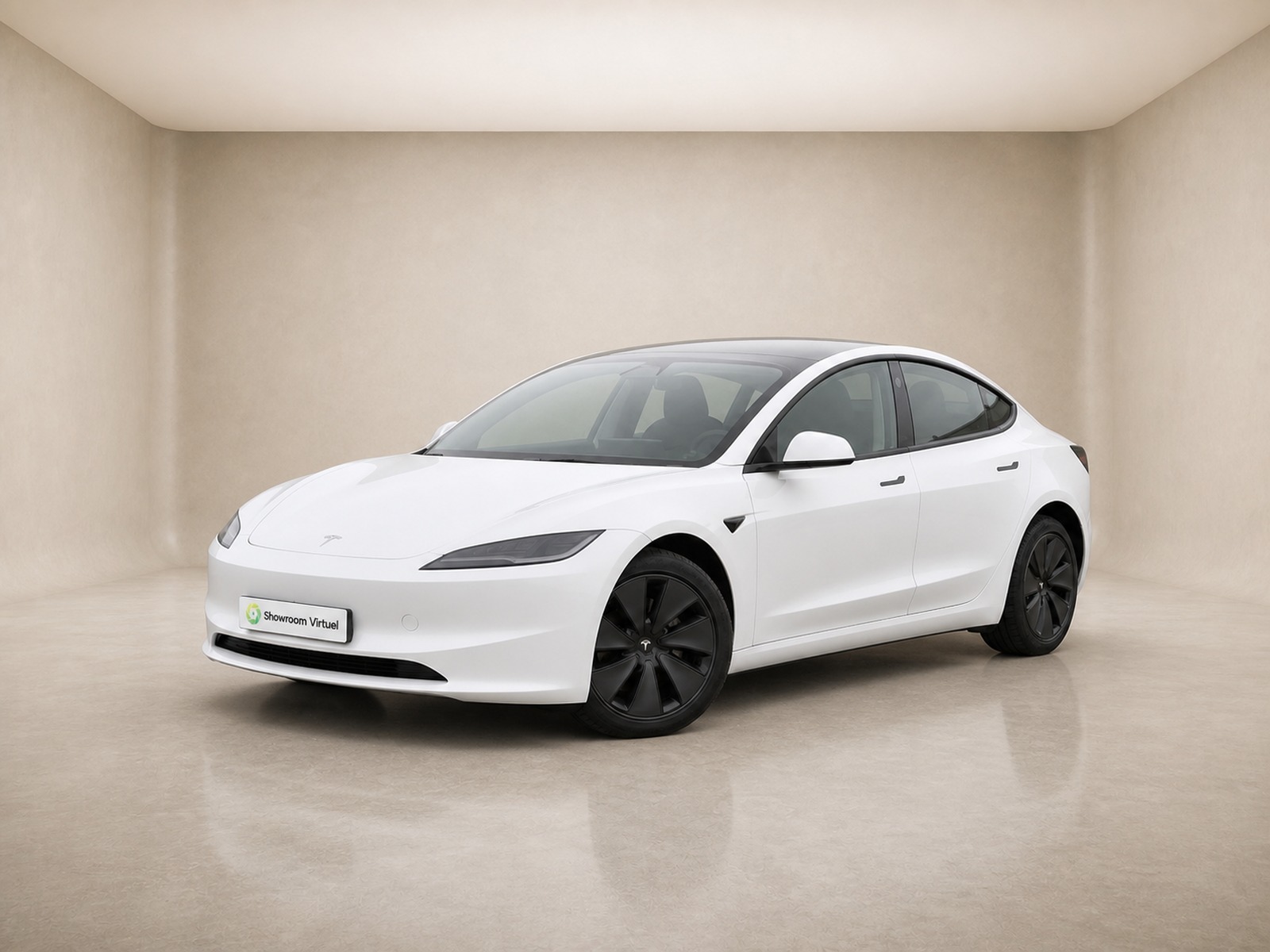 Tesla Model 3 blanche mise en scène dans le studio Sable, plaque au logo de la concession, posée au sol